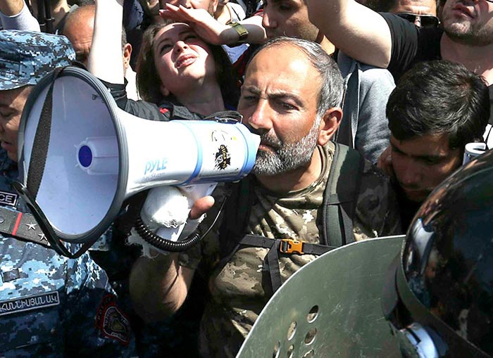 Никол Пашинян во время Бархатной революции
