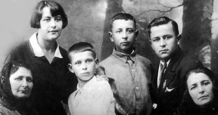 Николай Дупак в детстве с семьей