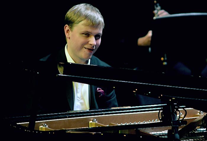 пианист Олег Аккуратов