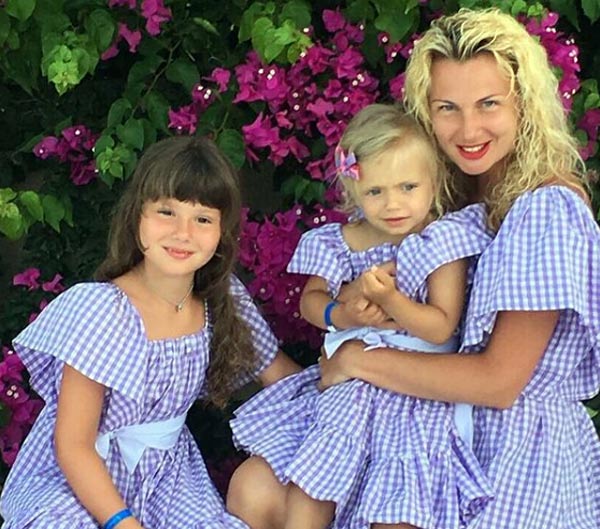 Олеся Лосева с дочерьми