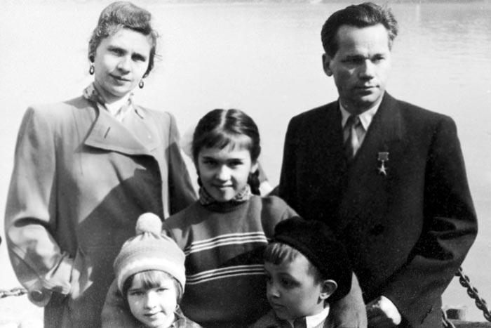 Михаил Калашников с семьей