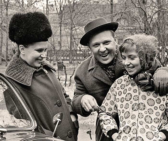 Олег Попов и Александра Ильинична с дочерью