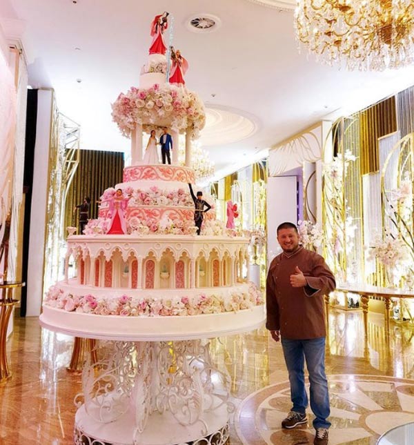 Ренат Агзамов со свадебным тортом