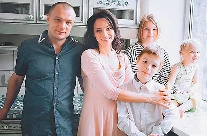 Светлана Вильгельм и Никита Плащевский с детьми