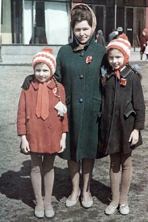 Татьяна Юмашева в детстве с мамой и сестрой