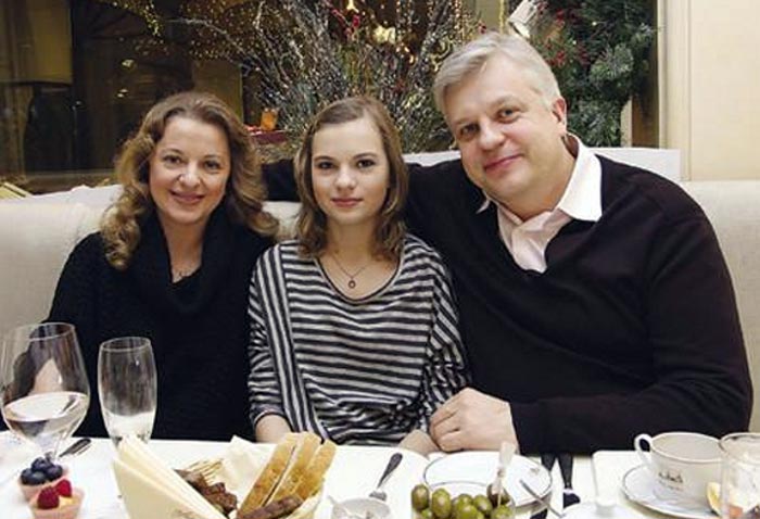Виталий Елисеев с женой и дочерью