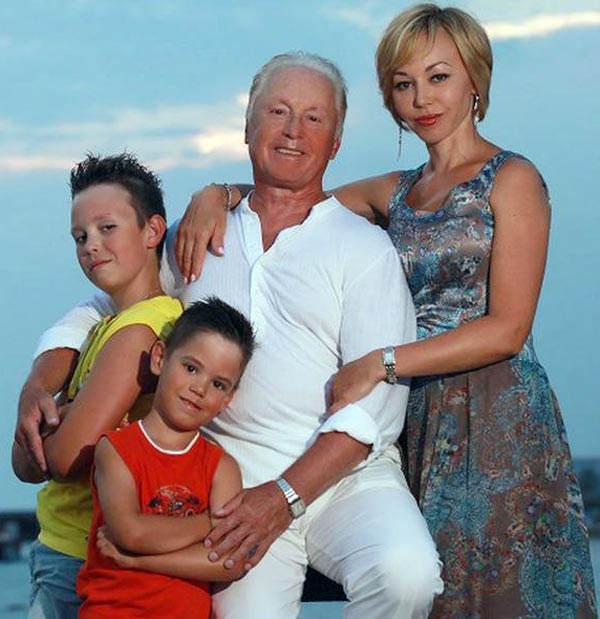 Вячеслав Гордеев и третья жена Оксана Золотарева с детьми