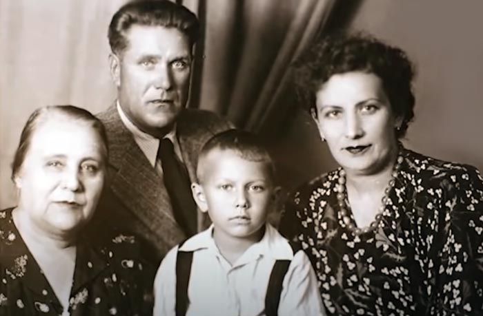 Владимир Качан в детстве с родителями