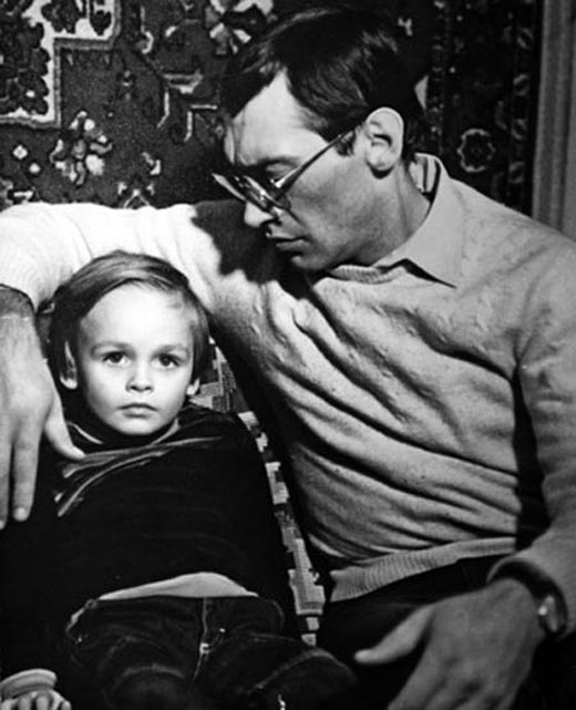 Владимир Тихонов в детстве с отцом