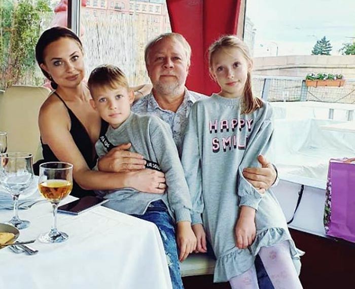 Юрий Оленников с дочерью и внуками