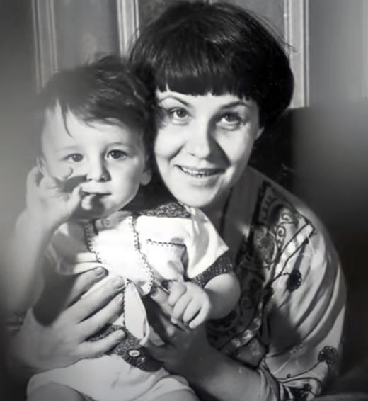 Фото жены аркадия кобякова и ребенка