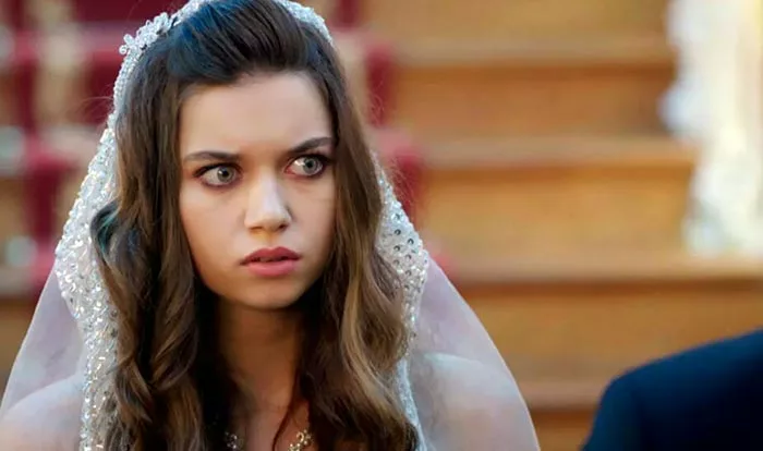 Афра Сарачоглу в сериале Госпожа Фазилет и ее дочери