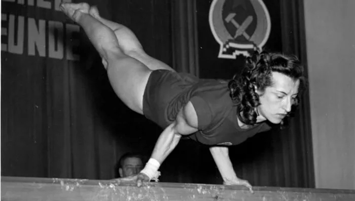 Агнеш Келети на бревне