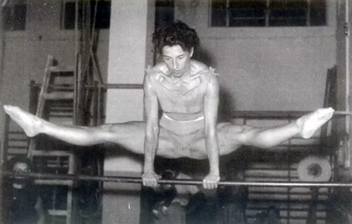 Агнеш Келети брусья шпагат