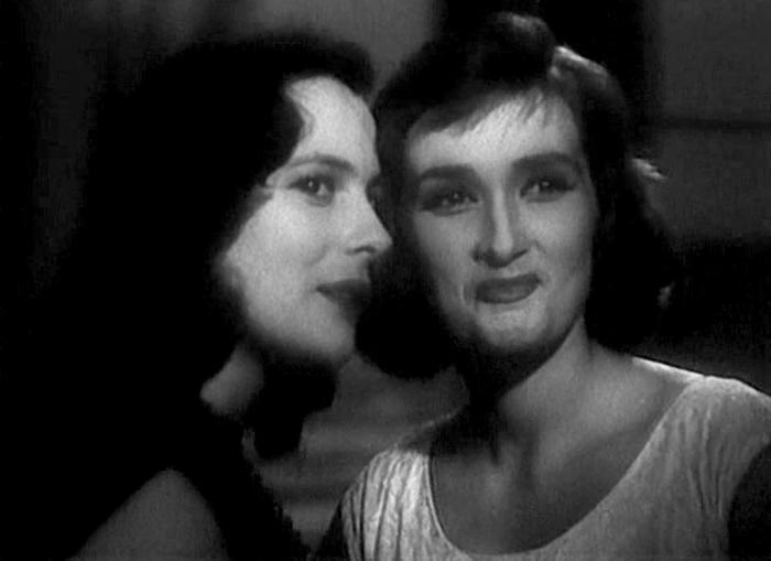 Агния Елекоева в фильме Вдали от Родины