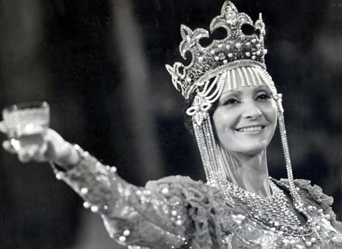 иллюзионистка Альбина Зотова