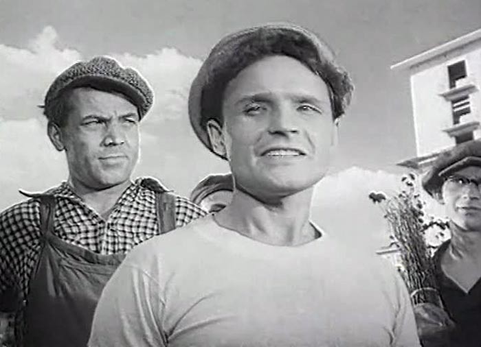 Александр Кузнецов в фильме Жизнь прошла мимо