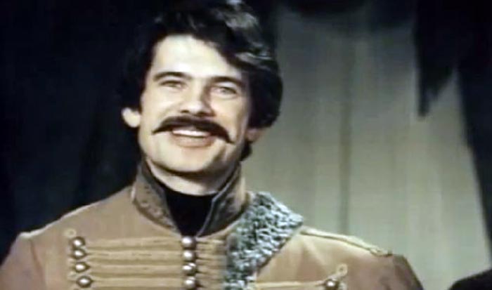 Александр Карин в фильме Эскадрон гусар летучих