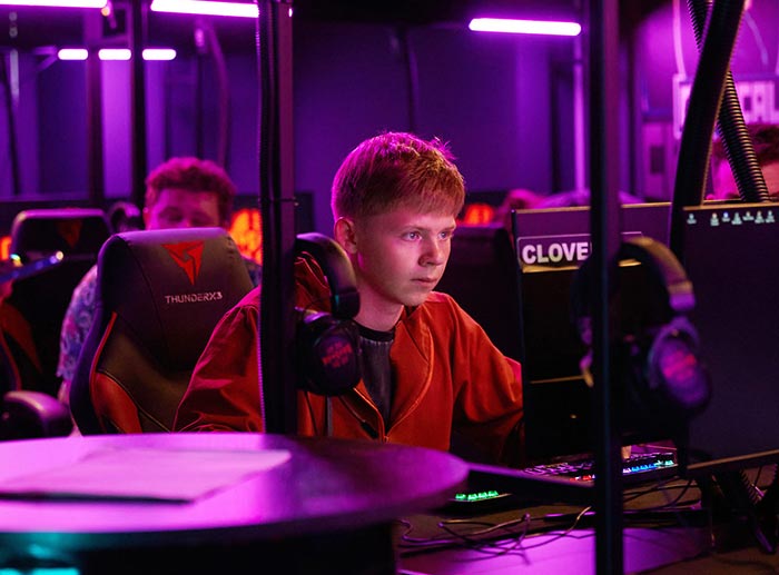 Александр Новиков в сериале Политех