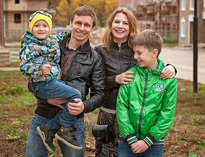 Александр Стекольников с женой и детьми
