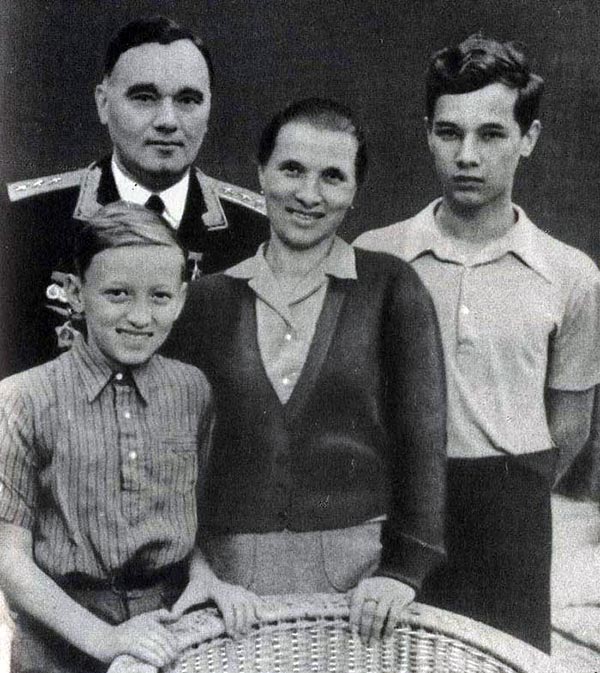 Александр Яковлев и жена Екатерина с сыновьями
