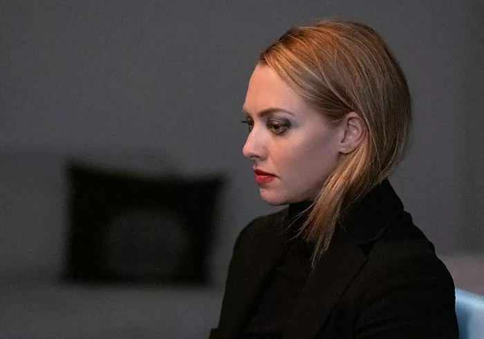 Аманда Сейфрид в сериале Выбывшая