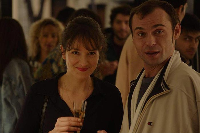 Анаис Демустье в фильме Глория Мунди