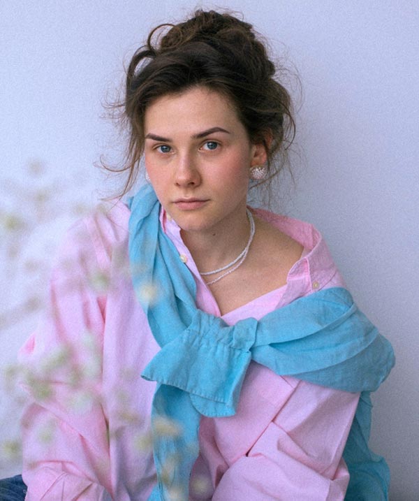 актриса Анастасия Голикова