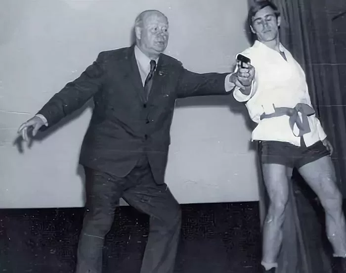 Анатолий Харлампиев демонстрирует приемы самбо