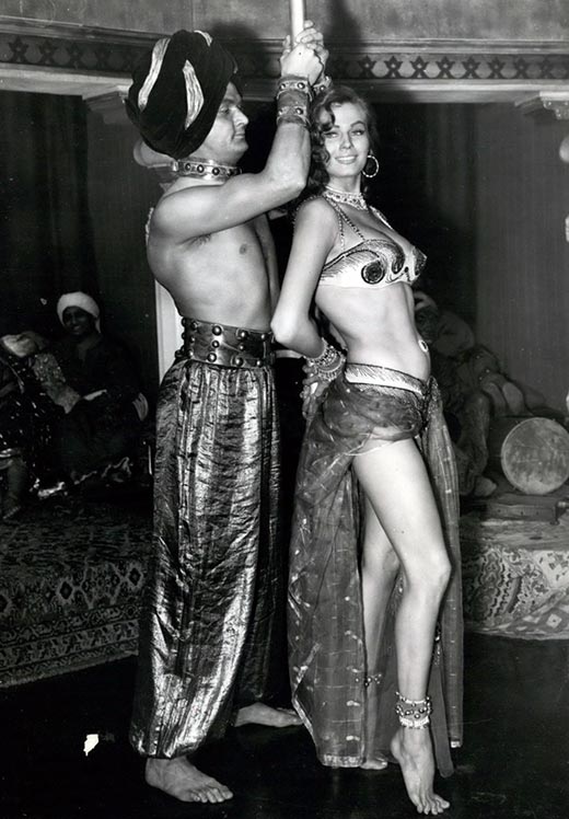 Анита Экберг в фильме Царек Хан