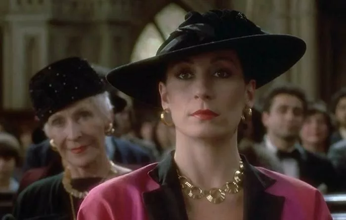 Анжелика Хьюстон в фильме Честь семьи Прицци