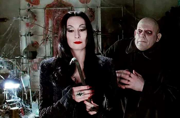 Анжелика Хьюстон в фильме Семейка Аддамс