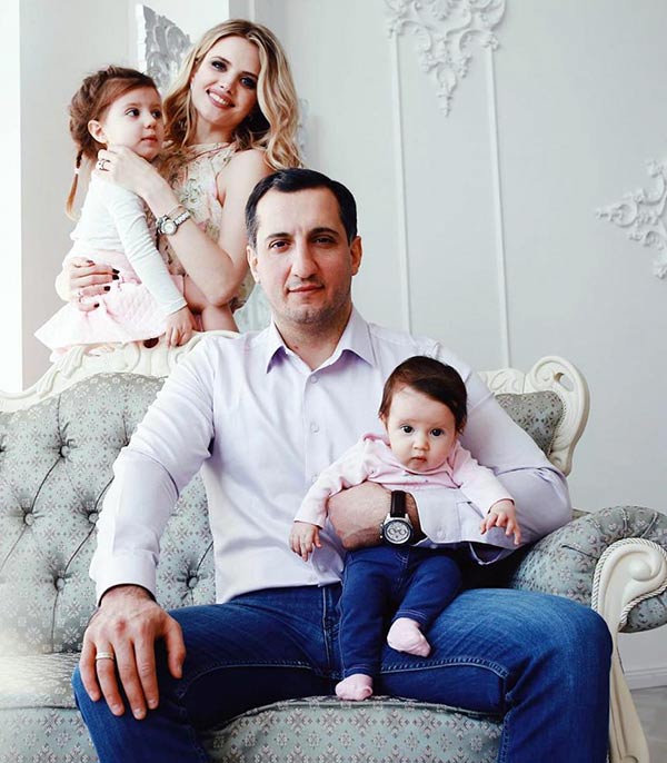 Арарат Кещян с женой и дочерьми