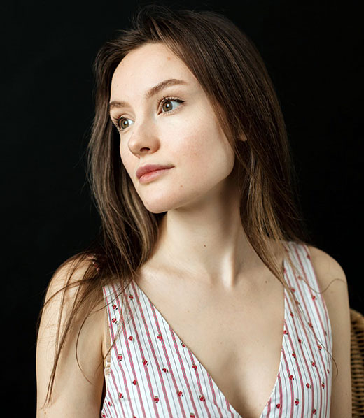 актриса Арина Коренец