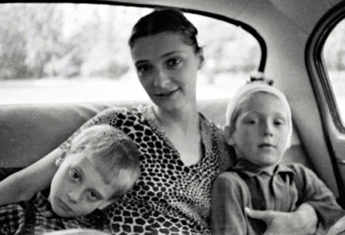 Аркадий Высоцкий в детстве с мамой и братом