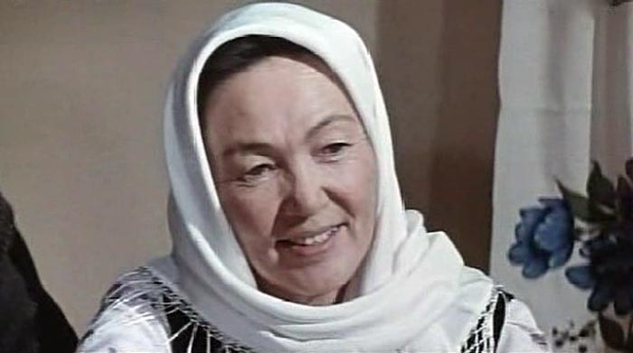 Бакен Кыдыкеева в фильме Алпамыс идет в школу