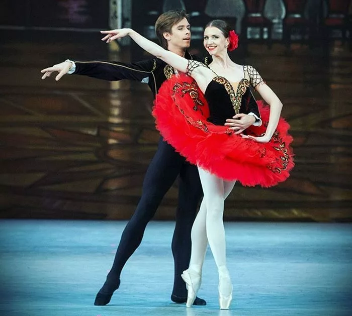 балет Анна Тихомирова и Артем Овчаренко