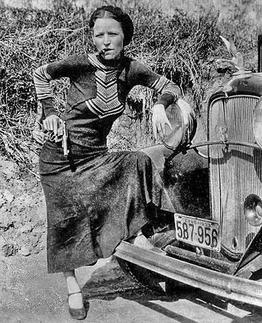 Бонни Паркер с пистолетом