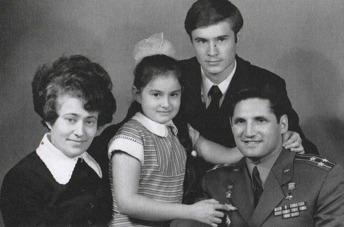 Космонавт борис волынов биография и личная жизнь