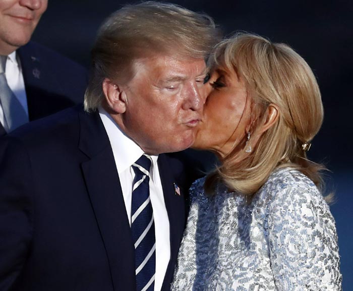 Брижит Макрон целует Дональда Трампа