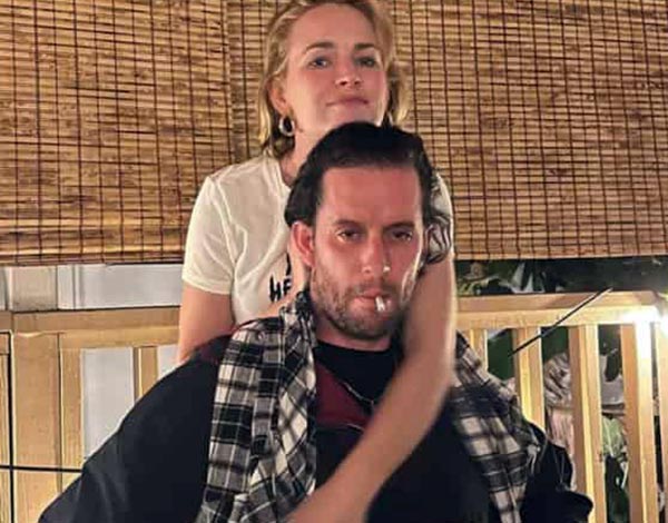 Бритт Робертсон и Пол Флойд