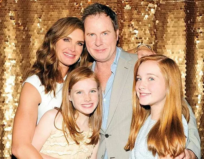Брук Шилдс и Крис Хенчи с дочерьми