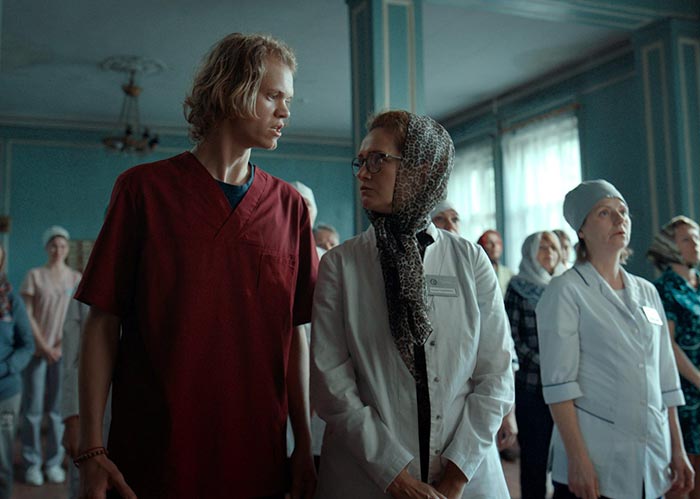 Карл Бенцшавель и Виктория Исакова в фильме Особенности национальной больницы