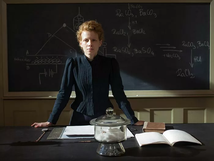 Каролина Грушка в роли Марии Склодовской-Кюри