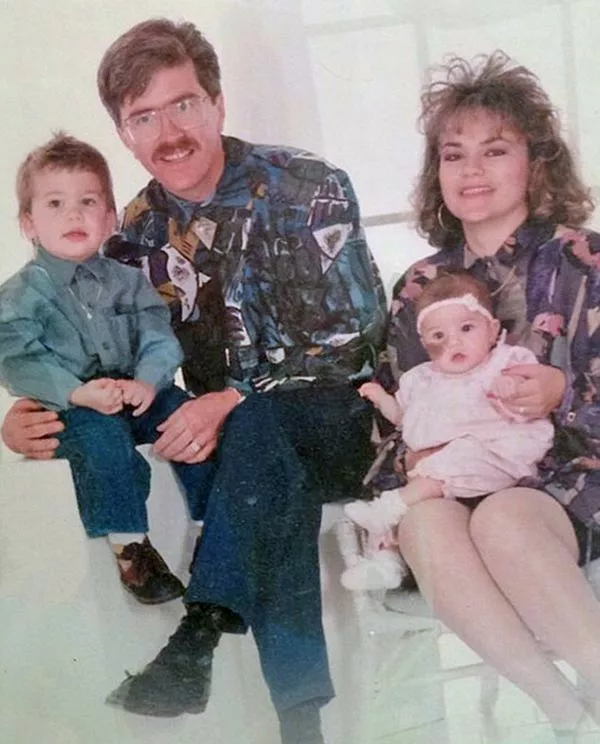 Кассандра Науд в детстве с родителями