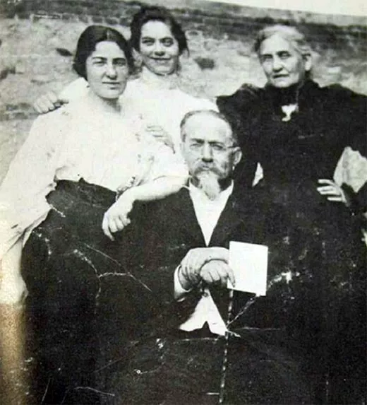 Чезаре Ломброзо с семьей