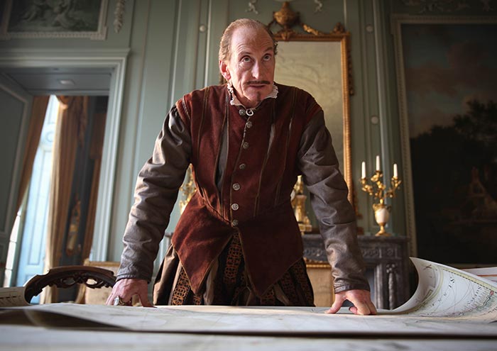 Чарльз Дэнс в роли Карла II