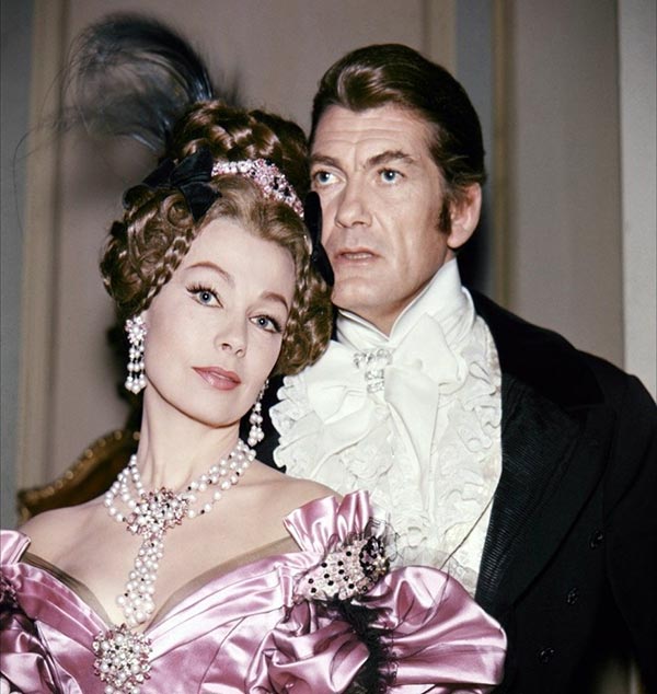 Дани Робен в фильме Парижские тайны