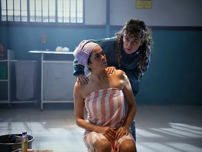 Демет Эвгар в сериале Дворик