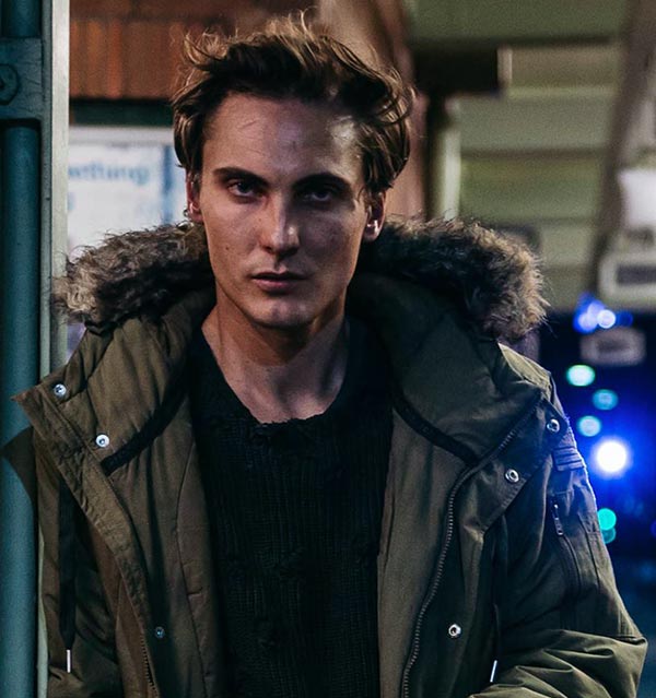 Имон Фаррен в фильме Исцеляющая